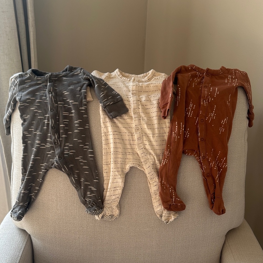 Lot of Colored Organics Baby Footed One-Pieces Sleepers Neutral